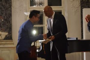 Überreichung der Goldmedaille beim Festival Junger Künstler 2016 in Mirow an den Preisträger